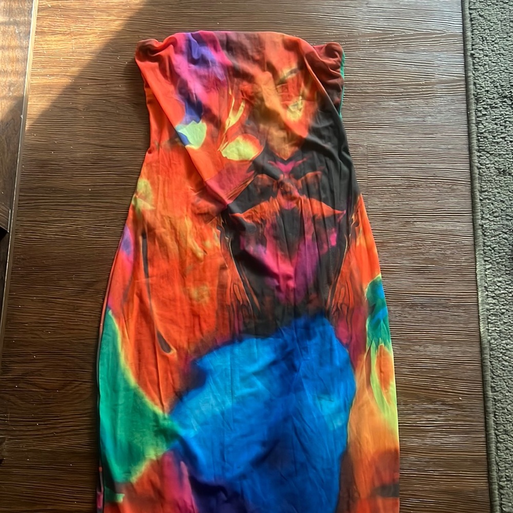 Beautiful multi color dress in the size medium. This dress is from Fashion Nova